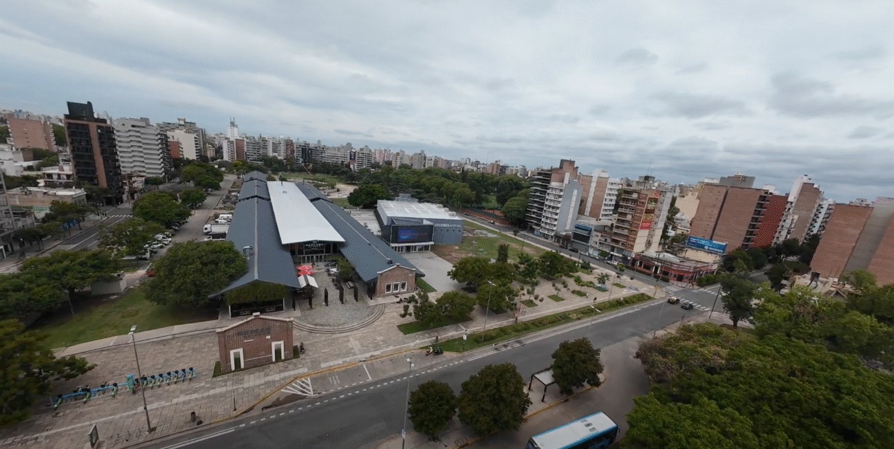 Ubicado en el corazón del barrio conocido como Pichincha, promueve el desarrollo de la escena artística local y regional, brindando un escenario para músicos, performers y expresiones culturales emergentes. Desde su creación, sostiene un compromiso firme con la tradición musical y el fomento del arte independiente. Su programación refleja esa identidad: una agenda diversa, inclusiva y conectada con el pulso cultural de la ciudad. Güemes es más que un centro cultural: es un punto de encuentro que celebra el talento, la memoria y la comunidad.